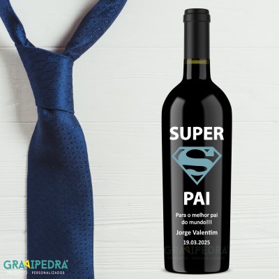 Garrafa de vinho personalizada e gravata azul sobre mesa branca