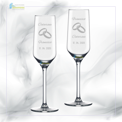 Taças de champanhe gravadas com nomes, anéis e data