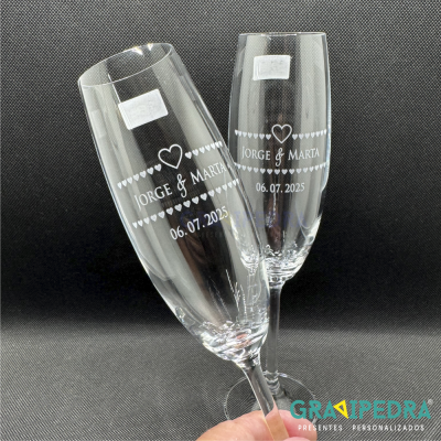 Copos de champanhe personalizados com texto JORGE & MARTA 06.07.2025