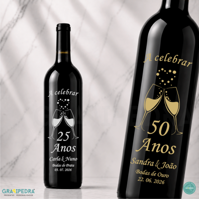 Duas garrafas de vinho tinto com etiquetas personalizadas para bodas de prata e bodas de ouro