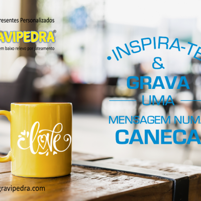 Caneca amarela com a palavra 'love' em branco sobre mesa de madeira, fundo interior desfocado e texto promocional azul