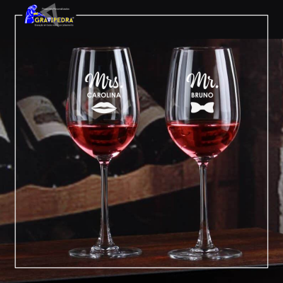 Duas taças de vinho personalizadas para casal com vinho tinto