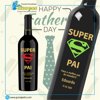 Garrafa de vinho preta personalizada para o dia do pai com texto e símbolos de super-herói