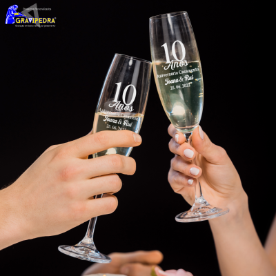 Duas taças de champanhe de vidro com gravação comemorativa de 10 anos de casamento