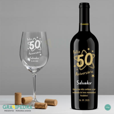 Garrafa de vinho preta e copo de vidro com gravação de aniversário, com quatro rolhas ao lado