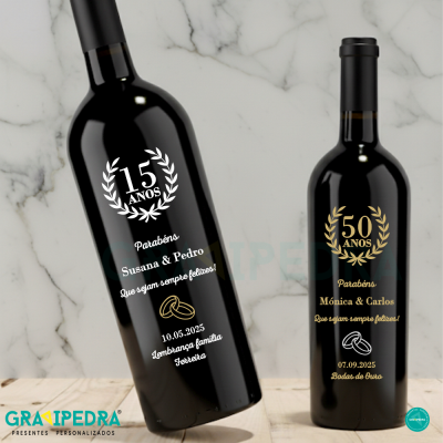 Duas garrafas de vinho tinto com rótulos personalizados comemorativos