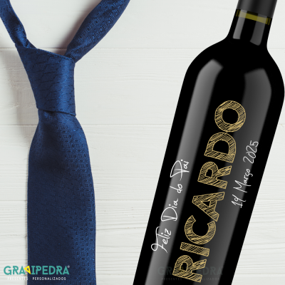 Gravata azul escura com padrão e garrafa de vinho preta personalizada com texto para Dia do Pai