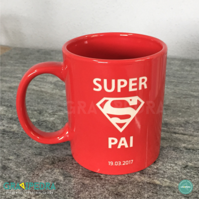 Caneca vermelha com texto SUPER PAI e data 19.03.2017