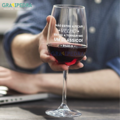 Taça de vinho tinto com mensagem personalizada à frente