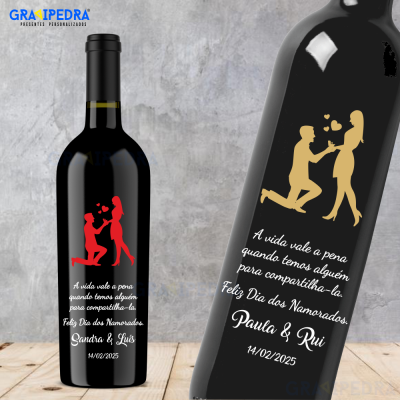 Garrafa de vinho preta com rótulo vermelho e texto branco para dia dos namorados
