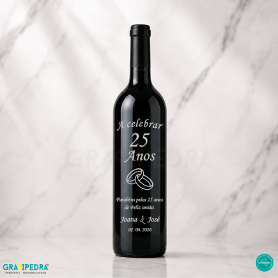 Garrafa de vinho personalizada para celebrar 25 anos com texto branco