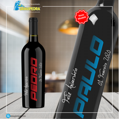 Duase garrafas de vinho personalizadas, uma com nome PEDRO em vermelho e outra com nome PAULO em azul, com datas e texto de aniversário.