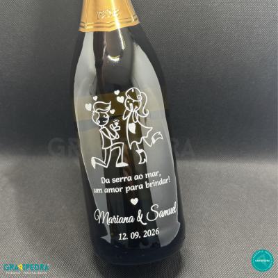 Garrafa preta personalizada com desenho e texto branco sobre fundo cinzento