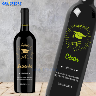 Duas garrafas de vinho personalizadas com etiquetas de felicitações para Advogado e Enfermeiro