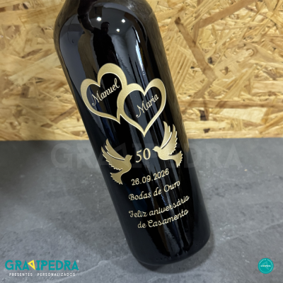 Garrafa preta personalizada com texto dourado para Bodas de Ouro, com corações, pombas e data