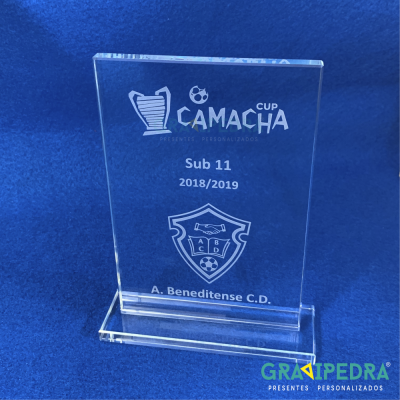 Trofeu acrílico transparente com gravação branca sobre fundo azul