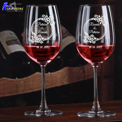 Dois copos de vinho com gravações personalizadas em vidro
