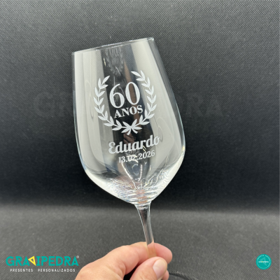 Copo de vinho transparente com gravação comemorativa e fundo preto