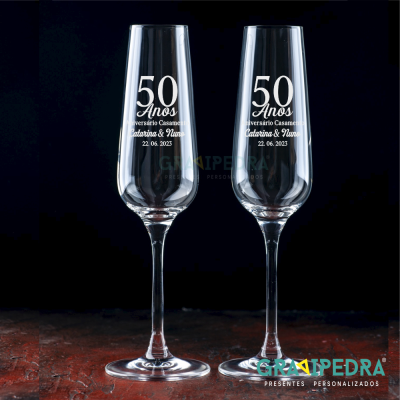 Duas taças de champanhe personalizadas para 50 anos de casamento