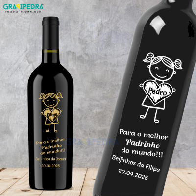Garrafas de vinho personalizadas em vidro preto com rótulo de menina e texto em português