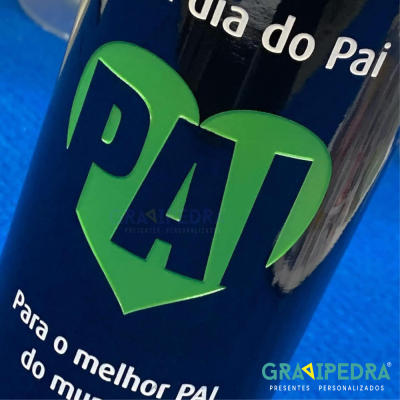 Copo preto com impressão verde e texto branco comemorativo do dia do pai em superfície azul