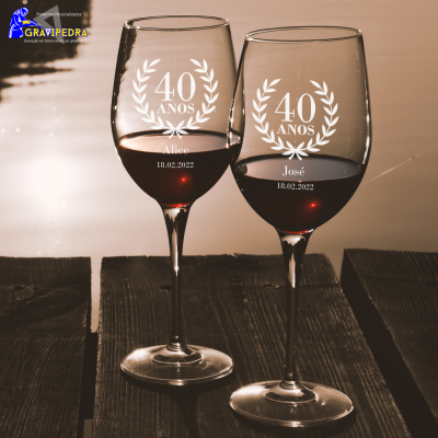 Dois copos de vinho gravados com texto comemorativo e nomes