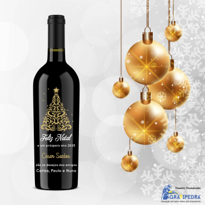 Garrafa de vinho com rótulo de Natal e bolas douradas penduradas