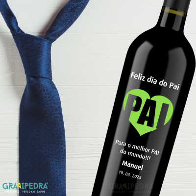 Garrafa de vinho preta com etiqueta personalizada e gravata azul com padrão geométrico