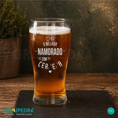 Copo de cerveja com design personalizado e espuma branca, em ambiente rústico.