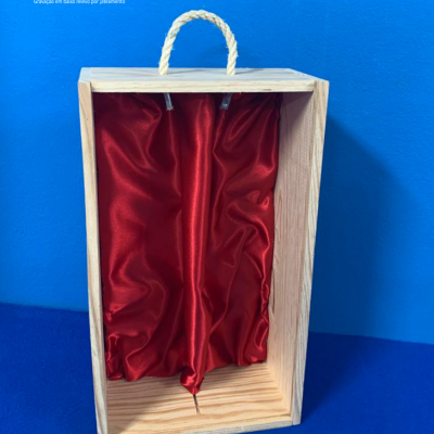Estojo de madeira com interior em tecido vermelho e alça de corda