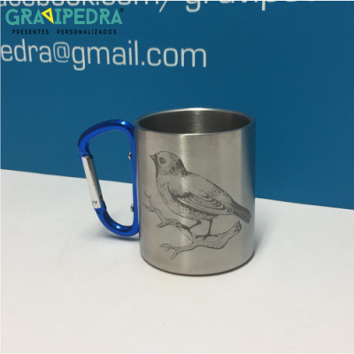 Caneca metálica com asa azul tipo mosquetão e gravura de pássaro