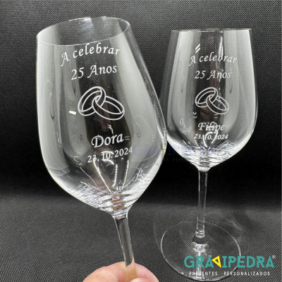 Dois copos de vinho gravados a branco para celebração dos 25 anos