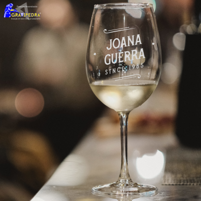 Copo de vidro para vinho branco com texto JOANA GUERRA SINCE 1985