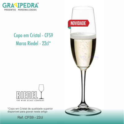 Taça de champanhe em cristal com líquido e texto publicitário