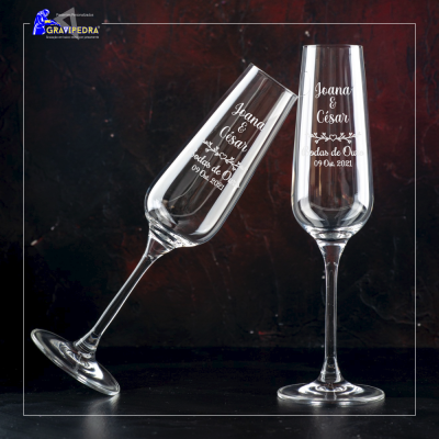 Conjunto de duas taças gravadas para champanhe com nomes e data