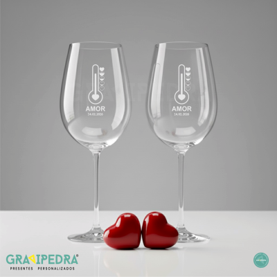 Dois copos de vinho com gravação AMOR 14.02.2026 e dois corações vermelhos