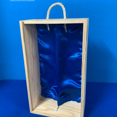 caixa de madeira com tecido azul e alça de corda sobre fundo azul