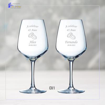 Dois copos de vinho gravados para celebração de 45 anos com nomes e data