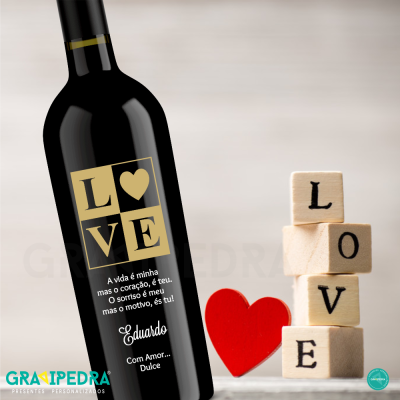 Garrafa de vinho personalizada com mensagem de amor e cubos de madeira com letras LOVE e um coração vermelho