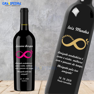 Duas garrafas de vinho personalizadas com rótulos de amizade, uma rosa e outra dourada