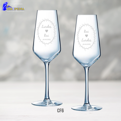 Duas taças de vidro com gravações personalizadas