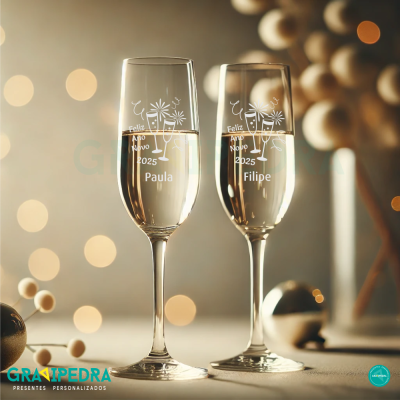 Duas taças de champanhe personalizadas com mensagens de Ano Novo 2025