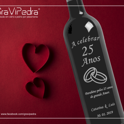 Garrafa preta gravada comemorativa de 25 anos com fundo vermelho e corações