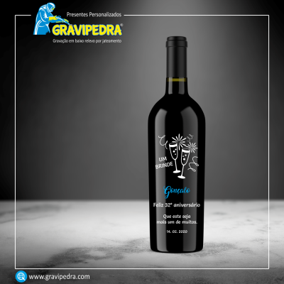 Garrafa de vinho personalizada com rótulo de aniversário e texto em branco e azul