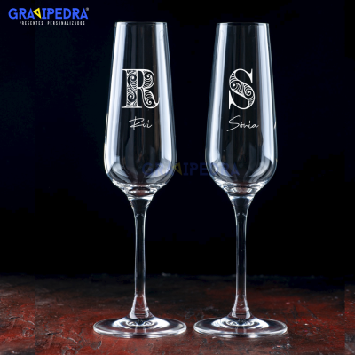 Duas taças de champanhe personalizadas com as letras R e S e nomes Rui e Sónia