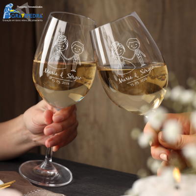 Duas taças de vinho branco com ilustrações e texto personalizado