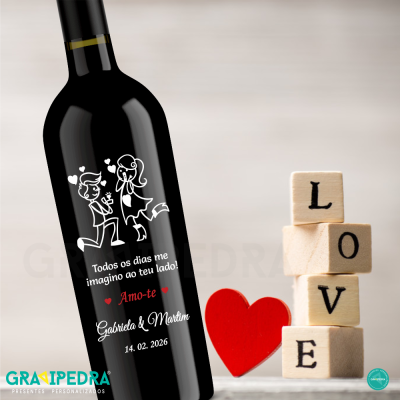Garrafa de vinho preta com ilustração e texto branco, cubos de madeira formando LOVE e coração vermelho