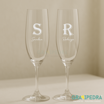 Dois copos de champanhe personalizados com nomes Sandra e Rodrigo