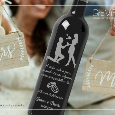 Garrafa de vinho personalizada com texto e figuras em branco, duas placas de madeira com 
