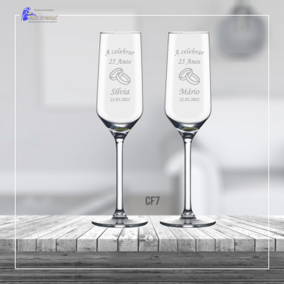 Dois copos de champanhe com gravação personalizada para celebração de 25 anos